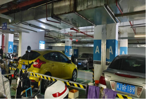 检查组在宁德蕉城区发现：一小区地下机动车停车场内设置两轮电动车充电区域存在较大消防安全隐患