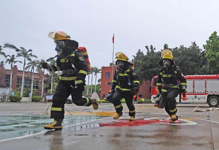 福建泉州：消防训练砺精兵